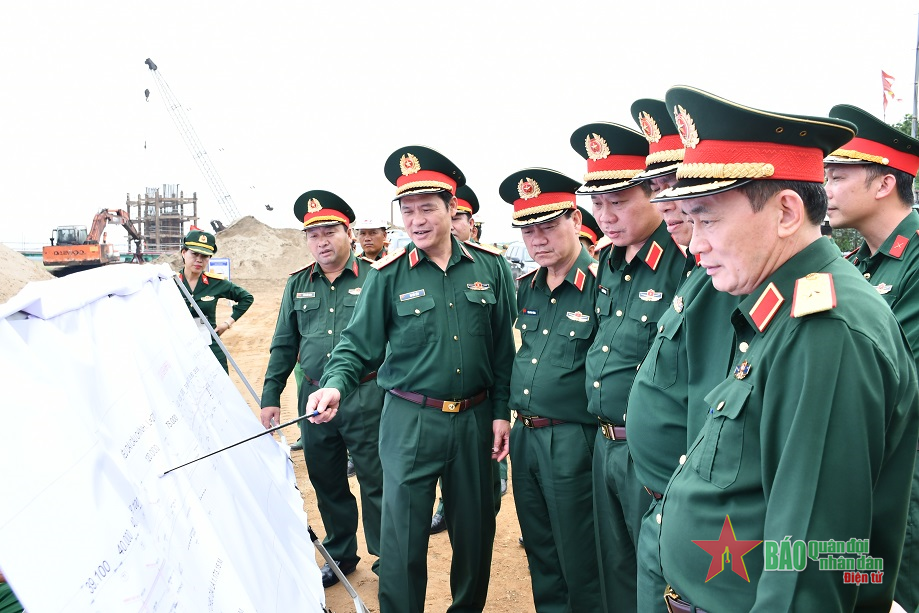 Thượng tướng Vũ Hải Sản kiểm tra dự án đường bộ cao tốc Bắc - Nam tại Quảng Bình và Quảng Trị